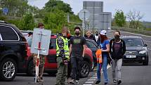 Na dvě stě padesát Čechů a Slováků se sešlo na hranici Sudoměřice - Skalica. Protestovali za znovuotevření hranic a podepisovali také petici.