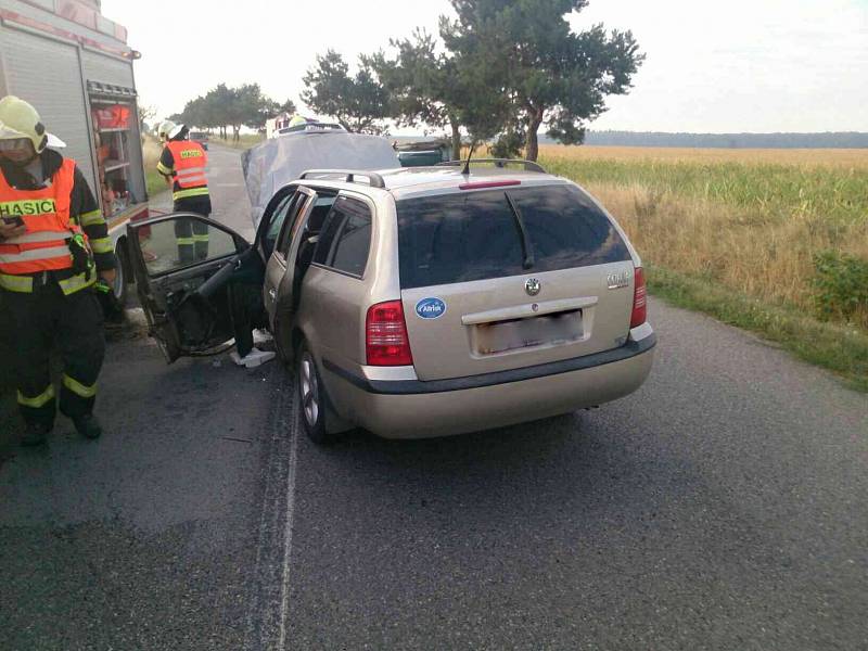 Čelní srážka dvou osobních aut mezi Mutěnicemi a Hodonínem si vyžádala tři zraněné
