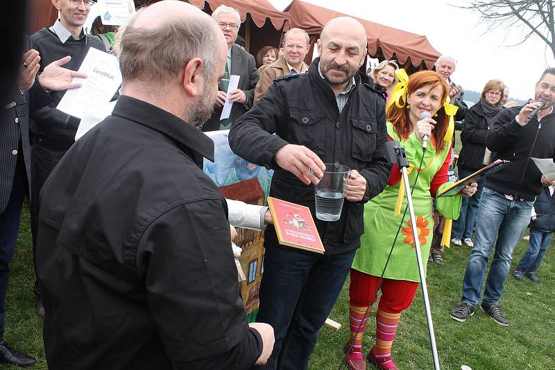 V Senetářově pořádali v sobotu Festival šneka Krasíka. Jeho knihu zde pokřtili. Děti pobavily pohádky, ale nenudili se ani jejich rodiče.