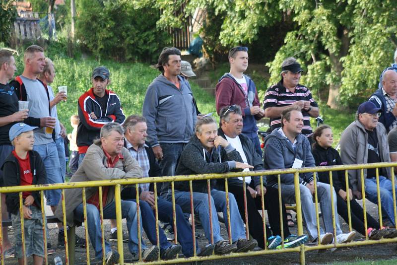 Derby fotbalistů Dolních Bojanovic (v bílém) se Starým Poddvorovem skončilo remízou 1:1. Mladý ratíškovický rozhodčí Adam Kordula navíc v závěru vyloučil dva hráče.