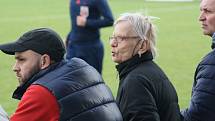 Fotbalisté Mutěnic (ve žlutém) porazili v derby vedoucí Bzenec 1:0. Jediný gól šlágru 16. kola krajského přeboru vstřelil v 15. minutě domácí záložník Lukáš Koplík. Atraktivní duel sledovalo 480 diváků.