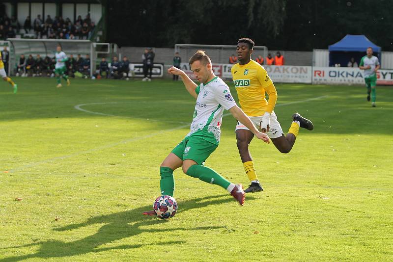 Bzenečtí fotbalisté (v bílozeleném) podlehli Karviné 1:2.