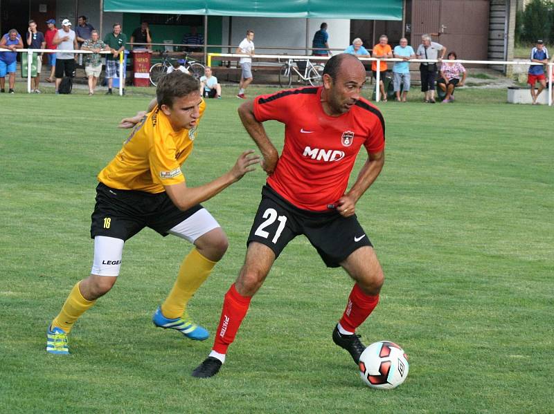 Fotbalisté třetiligového Hodonína (v červených dresech) si na úvod letní přípravy poradili se sousedními Mutěnice, které na hřišti v Lužicích přehráli jasně 6:0.