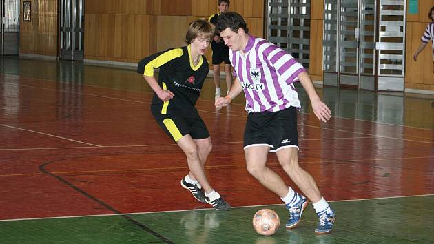 Kyjovská liga: Kapacity (v pruhovaném) vs. Beastie boys