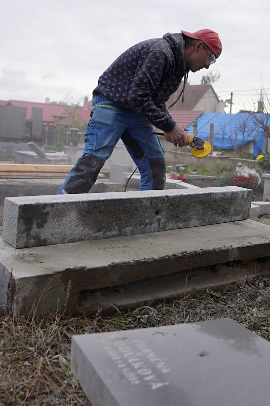 Dušičky na hřbitově v jihomoravských Mikulčicích. Stovky hrobů tam zničilo červnové tornádo. Díky práci kameníků mnozí majitelé mohli zapálit svíčku již u obnoveného pomníku.