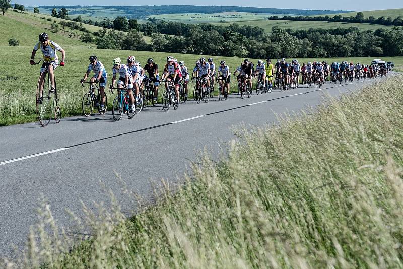 Charitativní cyklotour Josefa Zimovčáka dorazila včera na jih Moravy. K pelotonu se přidalo až na 140 lidí. V pátek pokračuje tour Hodonínskem na Břeclavsko a Vyškovsko, v sobotu zakončí jízdu ve Znojmě, kde vydraží zvony.