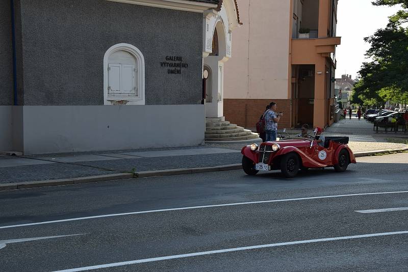 Závod 1000 mil československých odstartoval ve čtvrtek 12.8. v Praze.  Historické automobily projely i Hodonínem.