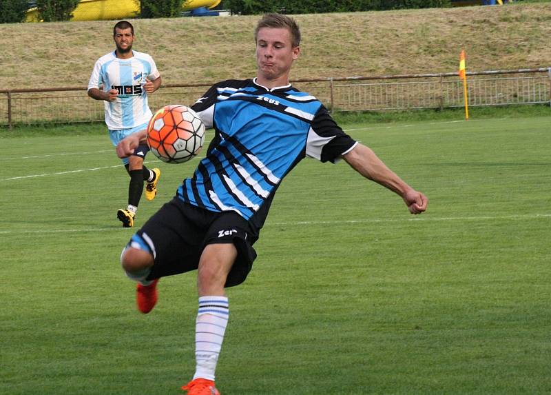 Fotbalisté FC Veselí nad Moravou (v bílých dresech) porazili v 5. kole první A třídy Kyjov 3:0. Domácí rozhodli derby třemi brankami v prvním poločase.