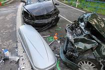 K těžké dopravní nehodu dvou osobních aut vyjížděli v pátek navečer záchranáři ke Strážnici na Hodonínsku.