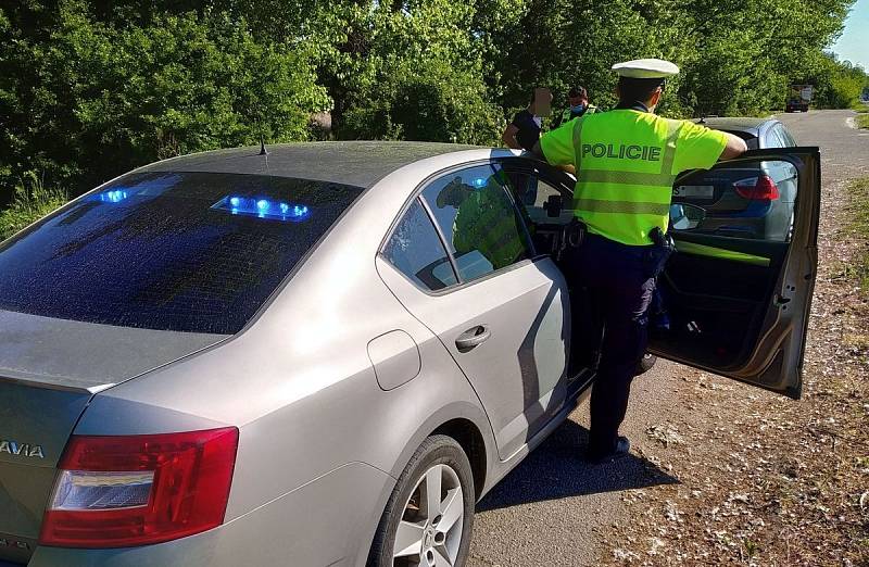 Policie v akci při měření rychlosti.