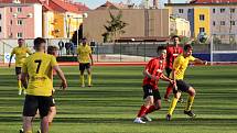 Fotbalisté Hodonína (červeno-černé dresy) ve 21. kole MSFL doma zdolali vedoucí Kroměříž 1:0. Foto: pro Deník/Jaroslav Kolísek