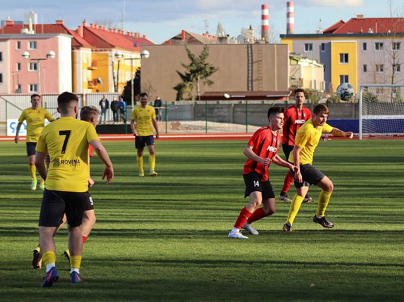 Fotbalisté Hodonína (červeno-černé dresy) ve 21. kole MSFL doma zdolali vedoucí Kroměříž 1:0. Foto: pro Deník/Jaroslav Kolísek