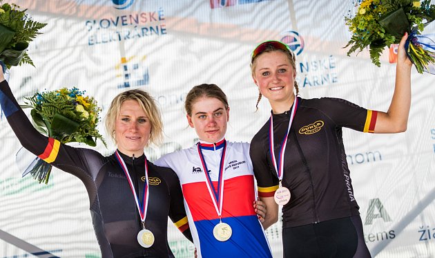 Vnorovská cyklistka Tereza Korvasová (na snímku vpravo) skončila na mistrovství republiky v ženské časovce třetí.