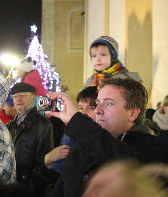 Lidé si na hodonínském Masarykově náměstí zazpívali koledy spolu se sbory Crescendo a Přípravným pěveckým sborem Základní umělecké školy Hodonín. 