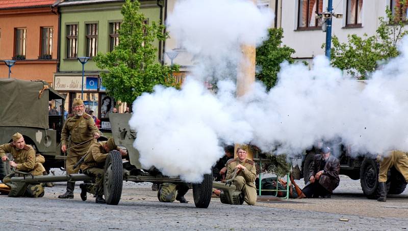 Na sto nadšenců pro historii a vojenství sehrálo bitvu o kyjovské náměstí a radnici. Diváci mohli obdivovat také techniku, mezi níž byla děla, těžké kulomety, obrněné vozy či motorka.