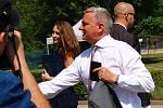 Prezident Miloš Zeman se ve druhém dni návštěvy Jihomoravského kraje zastavil na Hodonínsku. V Jihomoravské armaturce se setkal s vedením firmy a zaměstnanci.