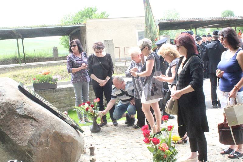Odhalení památníku u příležitosti padesátého výročí tragédie na dole Dukla u Šardic. Při průvalu povodňových vod do dolu zde 9. června 1970 zahynulo 34 horníků.
