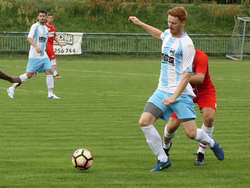 Fotbalisté FC Veselí nad Moravou ( v bílomodrých dresech) si v sobotním přípravném zápase bez problémů poradili s rezervou třetiligové Líšně 4:1.