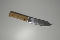 Nůž vyrobený kovářskou technikou.