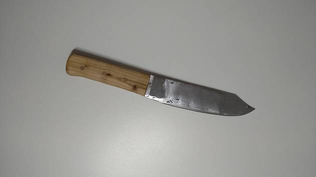 Nůž vyrobený kovářskou technikou.