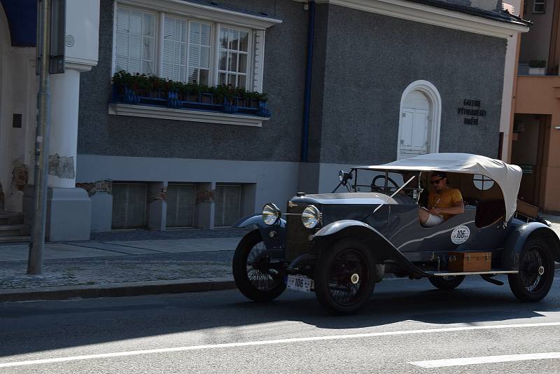 Závod 1000 mil československých odstartoval ve čtvrtek 12.8. v Praze.  Historické automobily projely i Hodonínem.