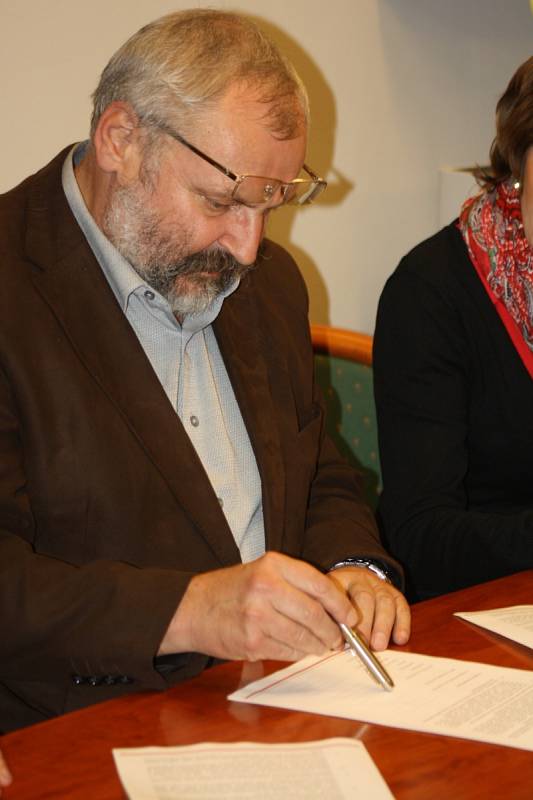 Ve Veselí nad Moravou podepsali 28. října 2014 koaliční dohodu.
