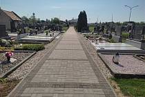 Dnešní stav chodníku na hřbitově v Milokošti.