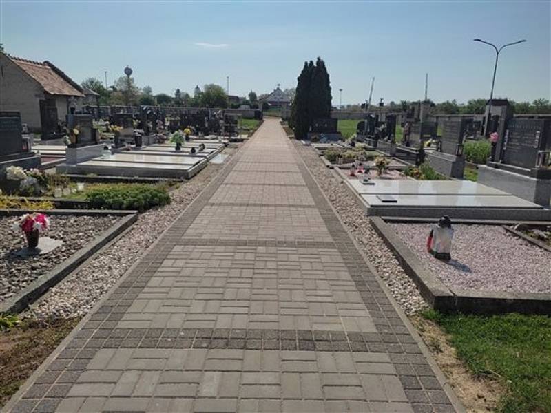 Dnešní stav chodníku na hřbitově v Milokošti.