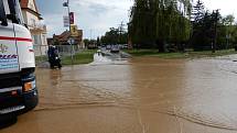 Lokální bouře doprovázená kroupami zasáhla Strážnici na Hodonínsku. Voda zatopila některé ulice i sklepy domů.