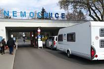 Manželé Gasnárkovi se rozhodli, že půjčí svůj karavan hodonínské nemocnici.