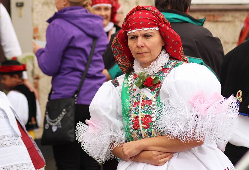 Tradiční hody ve Vracově začaly novým českým rekordem. V průvodu prošlo 566 účastníků oblečených v místních krojích.
