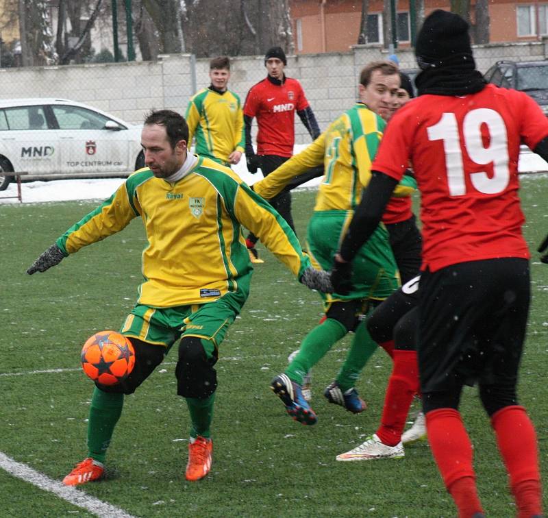 Fotbalisté divizního Hodonína (v červených dresech) ve druhém přípravném utkání porazili sousední Mutěnice 4:0.