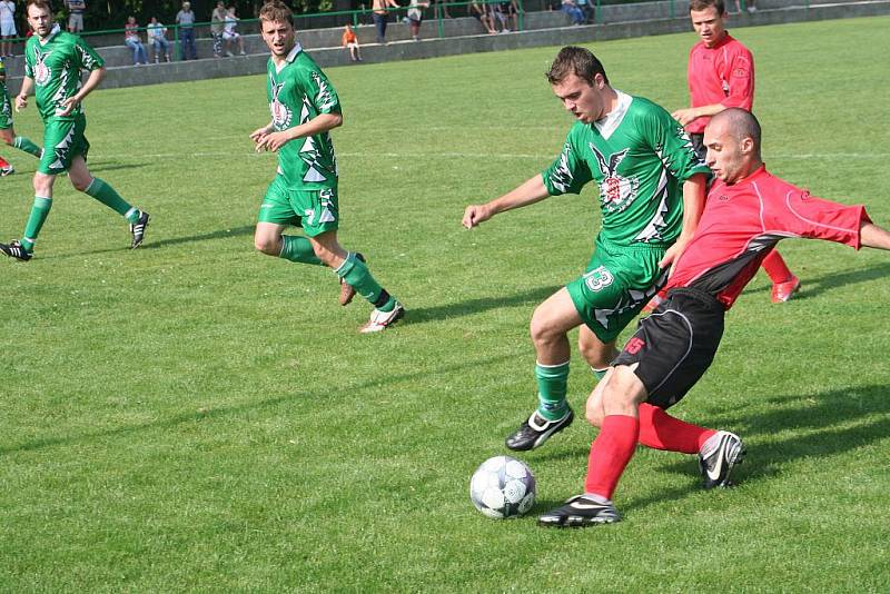 Fotbalisté Hodonína (v červeném) remízovali s hráči Rájce-Jestřebí 3:3.