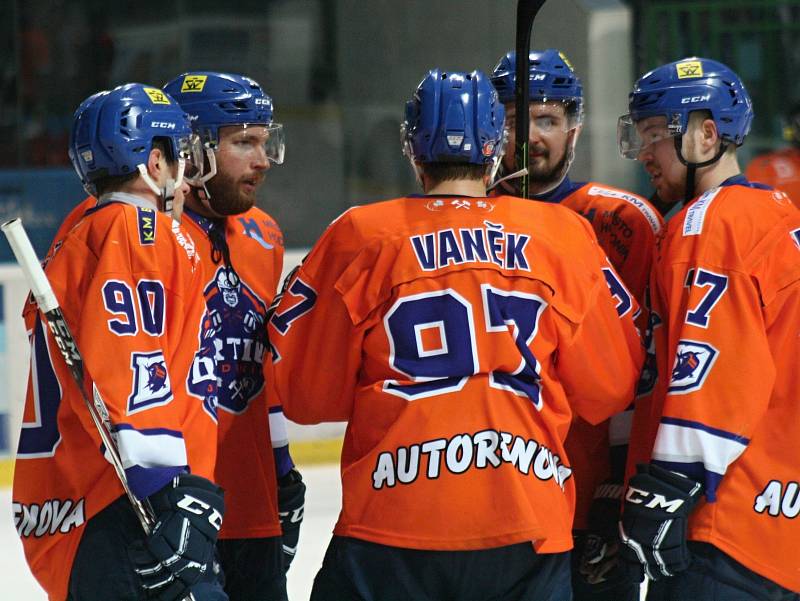 Hokejisté Hodonína (oranžovomodré dresy) porazili v derby brněnskou Techniku 5:3 a před posledním zápasem základníi části se vrátili na čtvrté místo tabulky.
