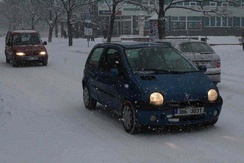 Padající sníh v Hodoníně na Národní třídě dopoledne 8. ledna.