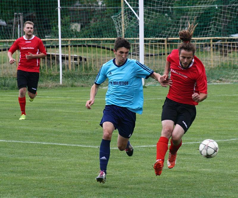 Fotbalisté Milotic ( v modrých dresech) po divoké domácí remíze 5:5 se Strážnicí potvrdili postup do vyšší krajské soutěže.