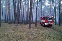 Požár lesa mezi Vracovem a Rohatcem.