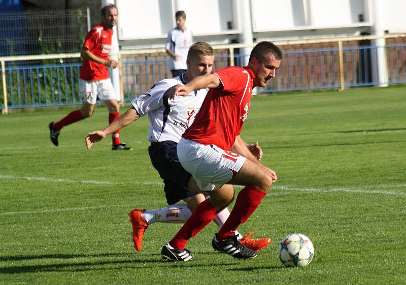 Fotbalisté Šardic (v červených dresech) přestříleli v prvním předkole krajského poháru rivala z Kyjova 5:4 a postoupili do další fáze jihomoravské soutěže.