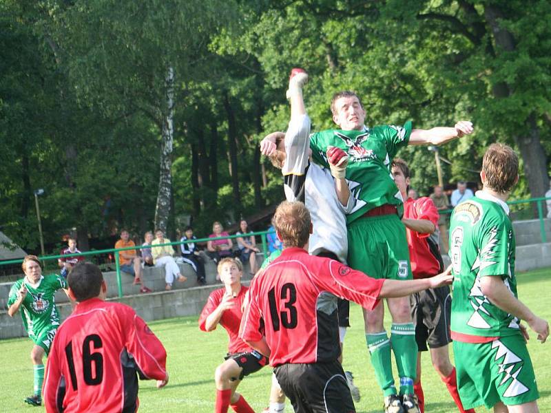 Fotbalisté Hodonína (v červeném) remízovali s hráči Rájce-Jestřebí 3:3.