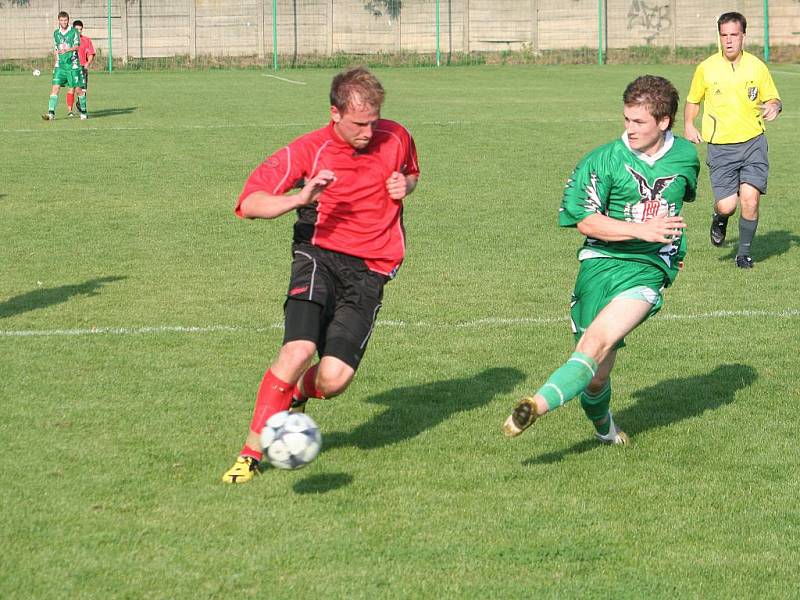 Fotbalisté Hodonína (v červeném) remízovali s hráči Rájce-Jestřebí 3:3.