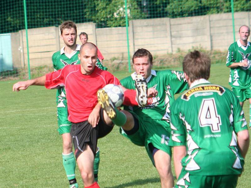 Fotbalisté Hodonína (v červeném) remízovali s hráči Rájce-Jestřebí 3:3.