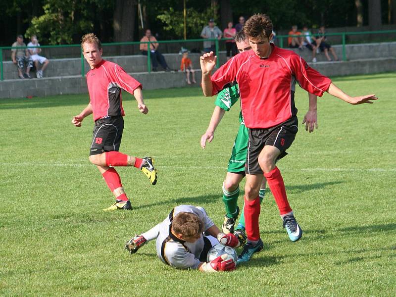 Fotbalisté Hodonína (v červeném) remízovali s hráči Rájce-Jestřebí 3:3.