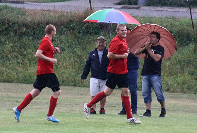 Fotbalisté Velké nad Veličkou (v červených dresech) porazili v derby Blatnici 1:0. Sobotní zápas v 77. minutě rozhodl domácí stoper Ondřej Spazier.