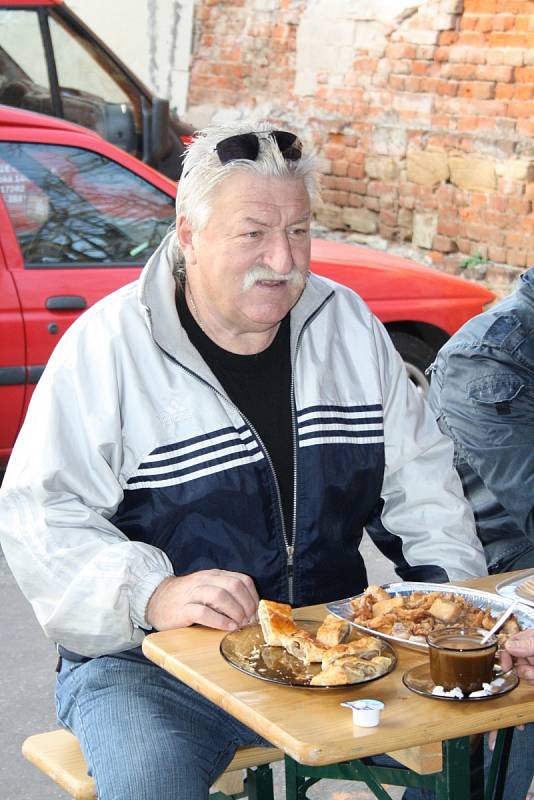 Vedení Slovanu Bzenec v pátek uspořádalo v prostorách zámeckého areálu tradiční moravskou zabijačku.