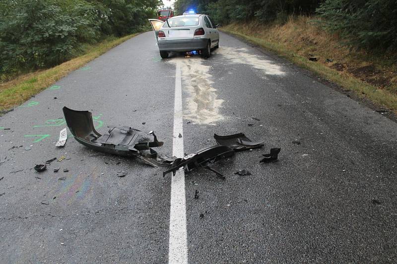 Vážná dopravní nehoda se stala na silnici mezi Polešovicemi a Moravským Pískem. Mladá řidička v renaultu narazila do protijedoucího nissanu, za jehož volantem seděl sedmdesátiletý muž. Ten se při kolizi vážně zranil.