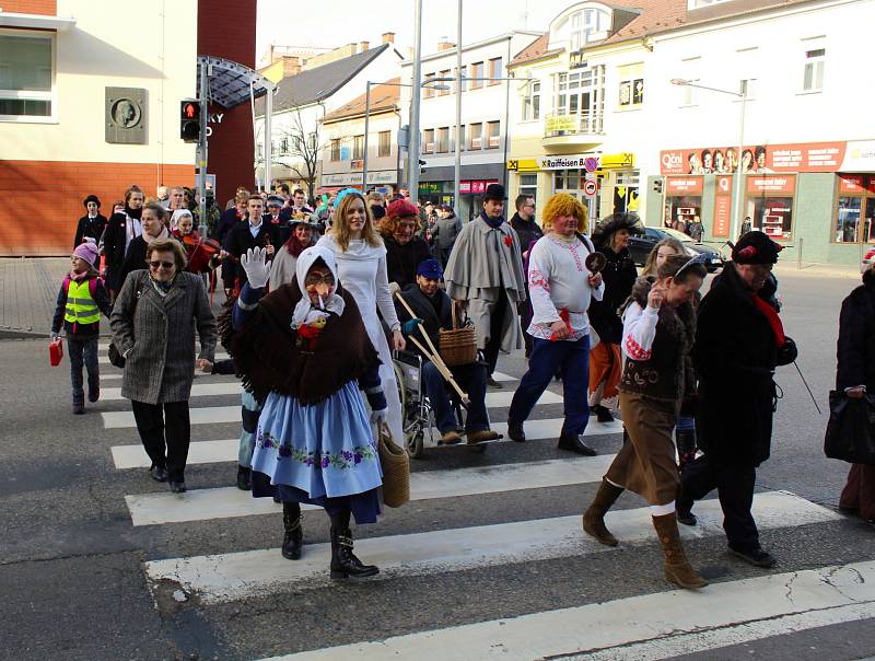 Hodonínem prošel početný průvod spolu s cimbálovou muzikou s několika zastávkami – u knihovny, fary či Masarykova muzea a radnice. Krojovaní divákům zatančili také obřadní tanec pod šable.