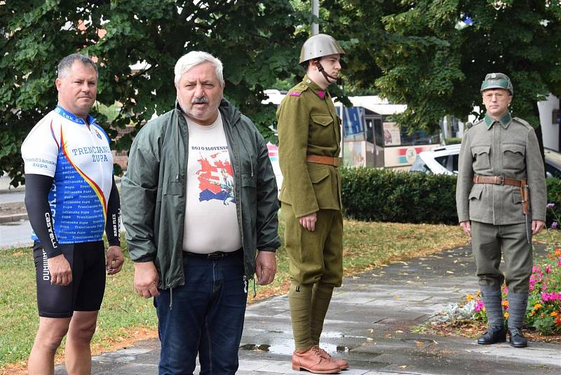 Tradičního dvoudenního cyklopřejezdu z Hodonína do Košarísk se zúčastnilo patnáct Čechů a Slováků.