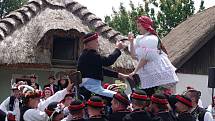 Strážnice o víkendu žila třiasedmdesátým folklorním festivalem. Jak slaví své hody, přijeli do Strážnice předvést krojovaní z Vracova.