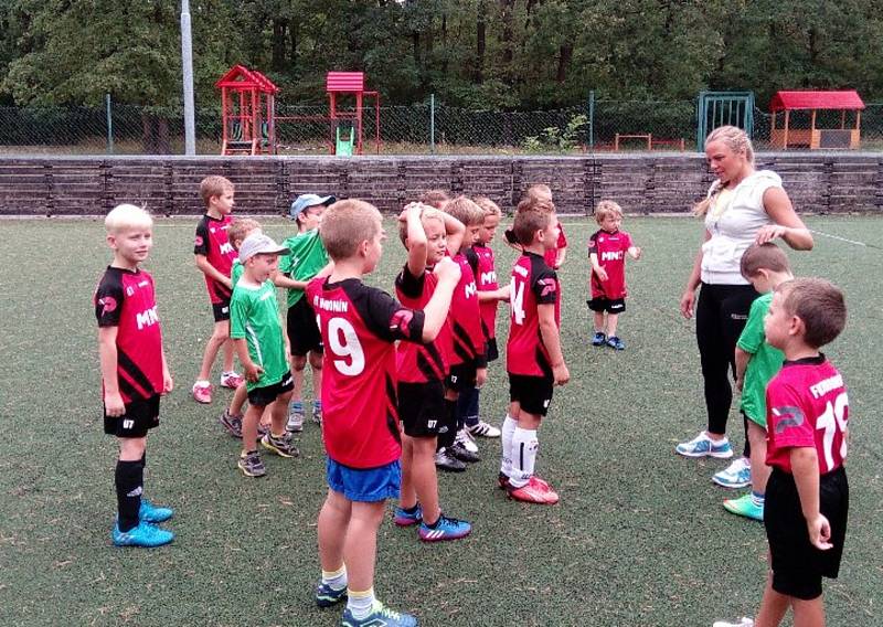 Pětačtyřicet dětí z Hodonína, Dubňan, Ratíškovic, Lužic, Mutěnic, Rohatce a Hrušek se zúčastnilo sportovního kempu, který ve dvou prázdninových termínech uspořádal klub FK Hodonín.