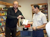 Herec, publicista a vysokoškolský pedagog Milan Šimáček (vlevo) pokřtil knihu hodonínského prozaika Petra Grubera Dva roky záklaďákem.
